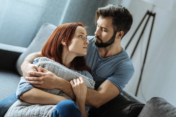 Hoş güzel bir çift birbirine bakarak