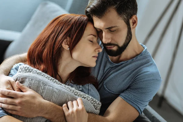 Sakin huzurlu çift gözlerini kapatma