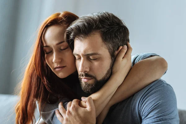 Agradável casal amoroso cuidar uns dos outros — Fotografia de Stock