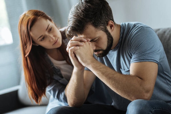 Бесхребетный заботливый мужчина имеет дело с проблемой
