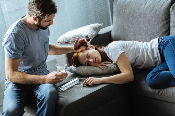 Bom homem amoroso segurando um copo de água — Fotografia de Stock