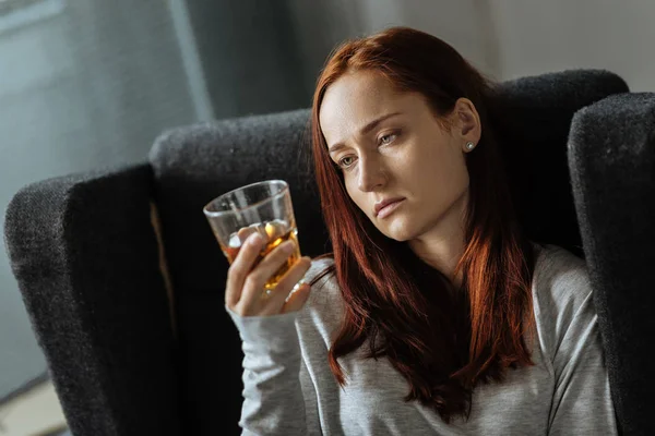 Приємна сумна жінка п'є алкоголь — стокове фото