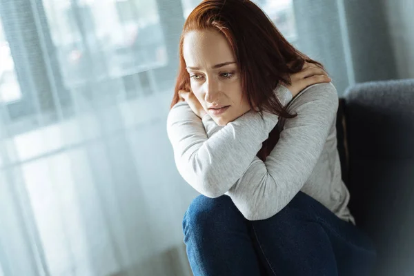 Mujer triste sin alegría sintiéndose sola — Foto de Stock