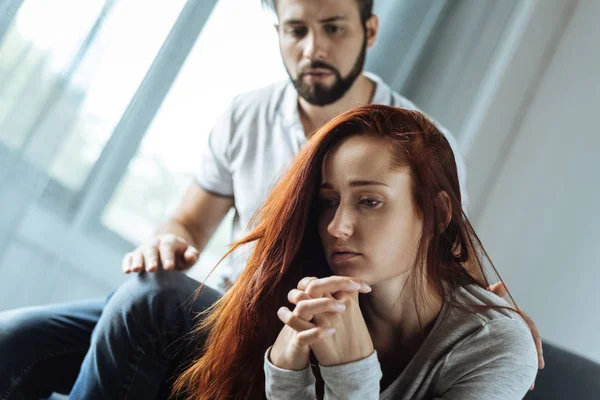 Handsome bearded man supporting his girlfriend — Stock Photo, Image