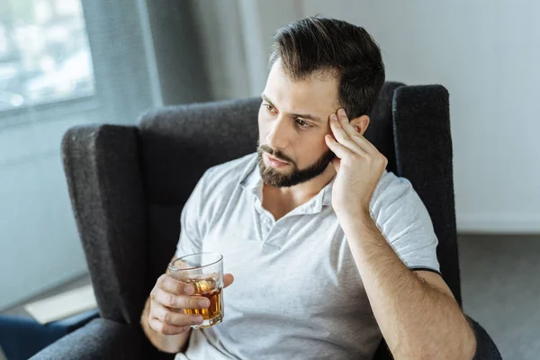 Triste uomo sconvolto che beve alcol — Foto Stock