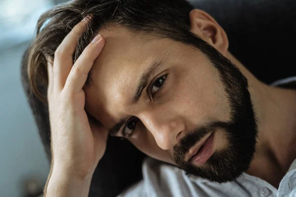 Retrato de um belo homem sombrio olhando para você — Fotografia de Stock