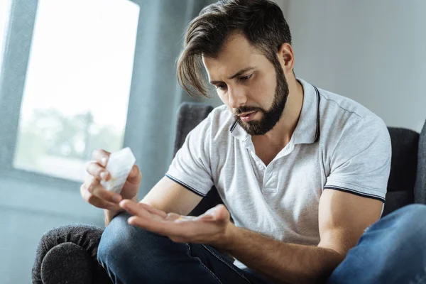 Freudloser trauriger Mann nimmt Medikamente — Stockfoto