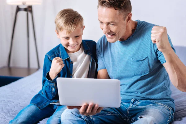 즐거운 아버지와 아들 온라인 축구 보면서 목표를 축 하 — 스톡 사진