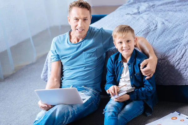 아버지와 아들이 공부 하는 동안 침실 바닥에 포즈 — 스톡 사진
