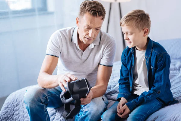 Pre-teen jongen en zijn vader bespreken nieuwe Vr headset — Stockfoto