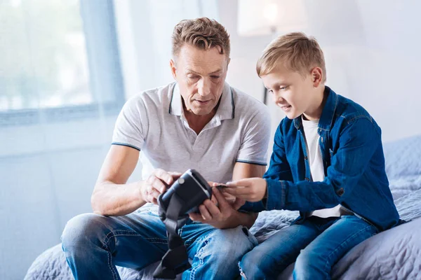 Vater und sein im Teenageralter befindlicher Sohn untersuchen neues vr-Headset — Stockfoto