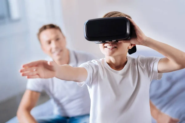 Menino feliz usando um fone de ouvido VR — Fotografia de Stock