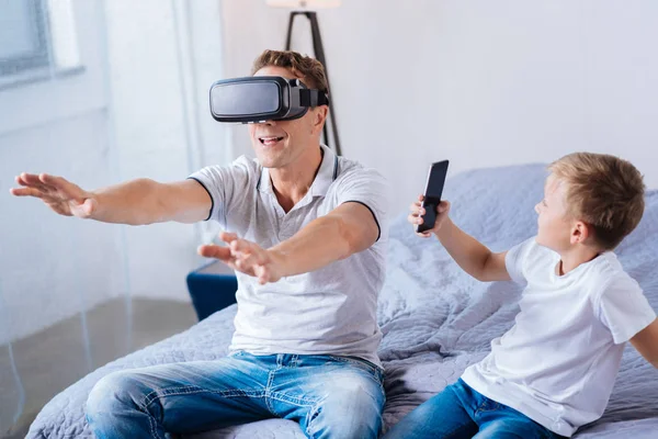 Neşeli çocuk babası VR kulaklık test çekimi