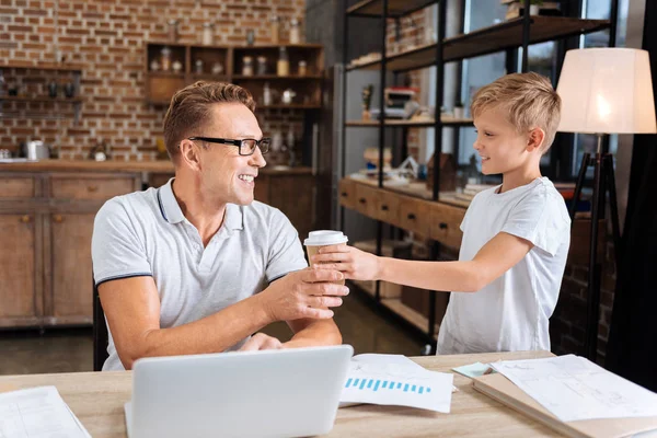 Bakım çocuk çalışma babası bir fincan kahve veren