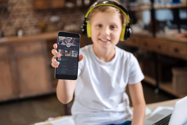 Vidám fiú találat telefon-val zene streaming app — Stock Fotó