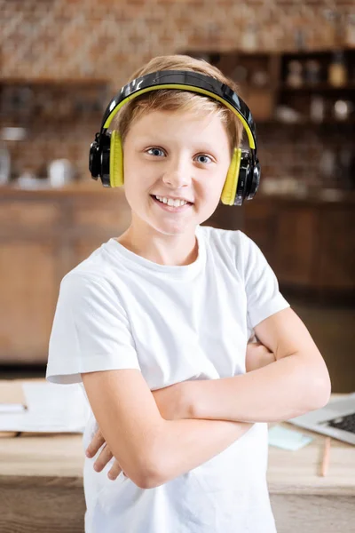 Vrolijke jongen hoofdtelefoon poseren in de studie — Stockfoto
