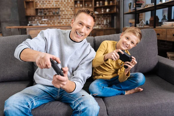Pai e filho otimistas jogando videogames — Fotografia de Stock