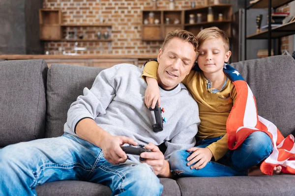 Glücklicher Vater und Sohn schlafen nach Spielen ein — Stockfoto