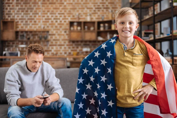 Trevlig pre teen pojke poserar med oss flagga — Stockfoto