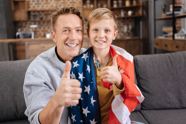Ευτυχής πατέρας και γιος μας σημαία δείχνει αντίχειρες επάνω — Φωτογραφία Αρχείου