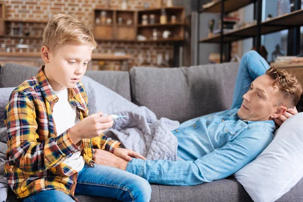 Hasta babası sıcaklığını kontrol bakım oğlu