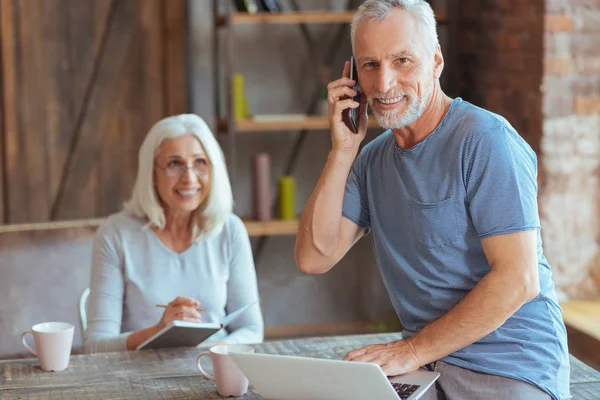 Positiver Rentner führt sein Geschäft von zu Hause aus — Stockfoto