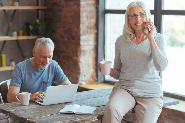 Allegro anziana donna parlando su smart phone a casa — Foto Stock