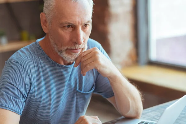 Selbstbewusster älterer Mann mit Laptop — Stockfoto