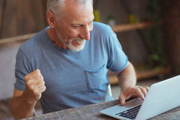 Heureux homme âgé en utilisant son ordinateur portable — Photo