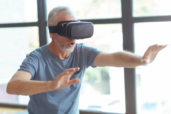 Homem idoso emocional usando óculos VR — Fotografia de Stock