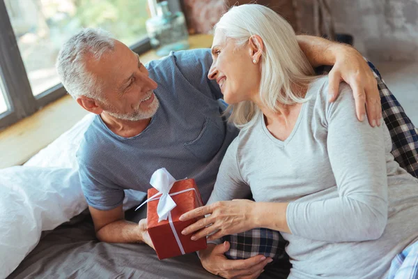 Positiv åldern älskande par håller en present — Stockfoto