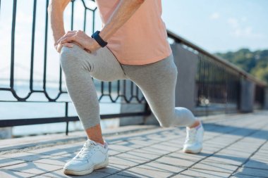 Yaşlı kadının lunges koşu önce yapması, yakın çekim