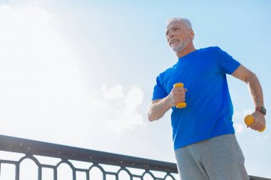 Köprüde dumbbells ile çalışma dışarı atletik erkek