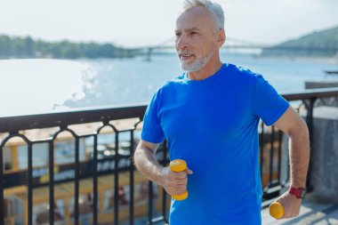 Waterfront alanında çalışan üst düzey yakışıklı