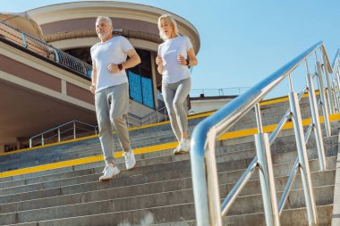 Merdivenlerden aşağı koşu hoş atletik yaşlı çift