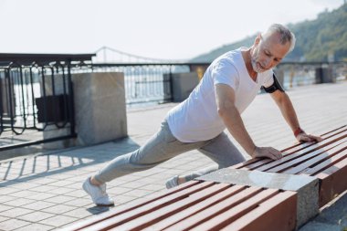 Tezgah germe atletik yaşlı adam