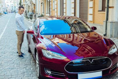 Arabasının duran güzel yakışıklı adam