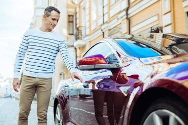 Pozitif hoş adam arabasını açma