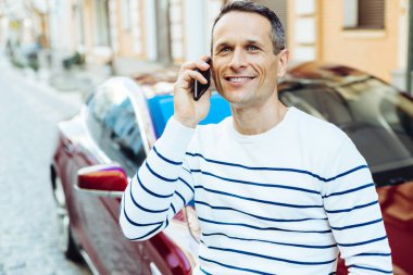 Gülümseyen mutlu neşeli adam