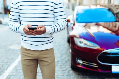 Modern smartphone güzel yakışıklı bir adam elinde olmak