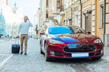 Mutlu güzel adam arabasını