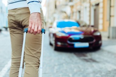 Erkek el çanta sapı tutarak