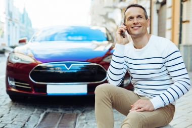 Gülümseyen mutlu pozitif adam