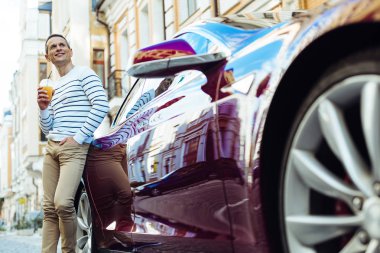 Neşeli iyi adam arabasını dinlenme