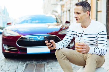 Onun akıllı telefon kullanan güzel yakışıklı adam