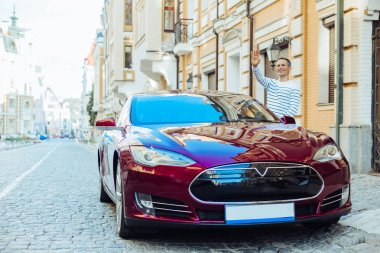 Onun arkadaşına sallayarak mutlu pozitif adam