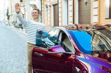 Arkadaşlarına hoşça kal diyerek olumlu iyi adam