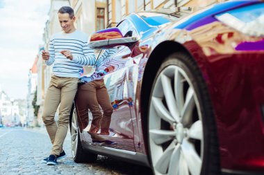 Onun tableti tutan mutlu neşeli iyi adam