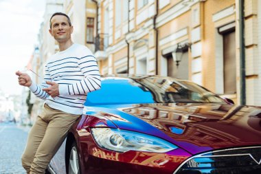 Bir tablet elinde olan olumlu yakışıklı adam