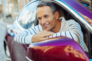 Onun araba pencereden dışarı bakıyor olumlu yakışıklı adam